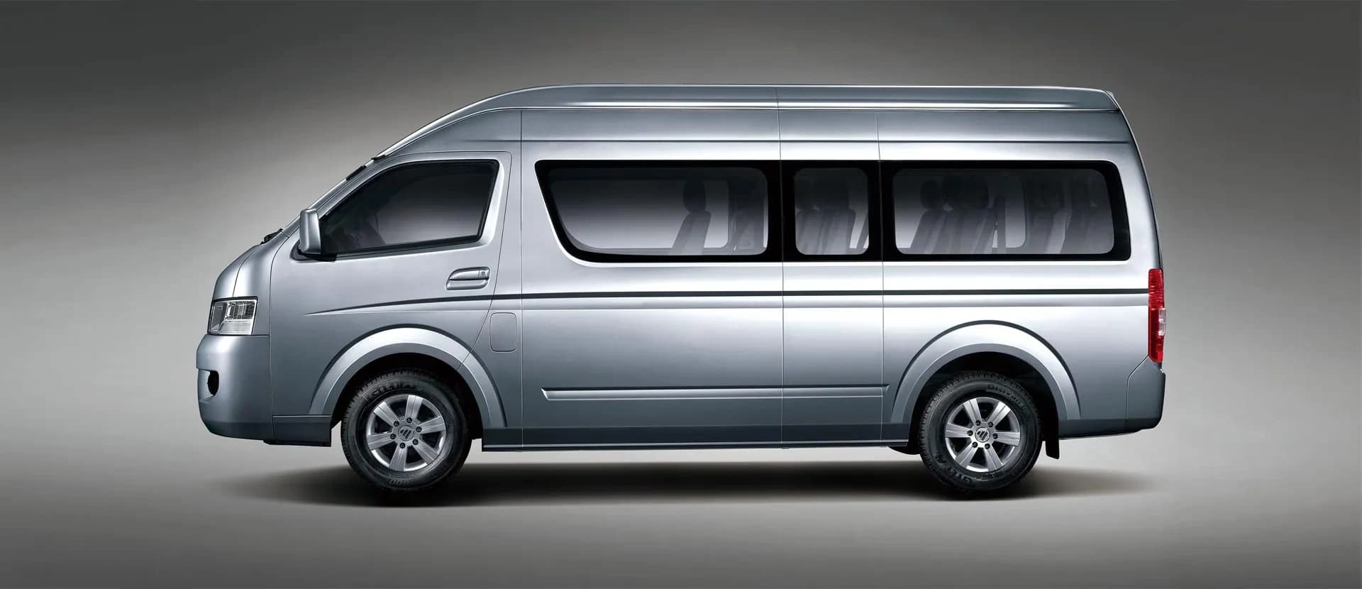 New Foton View Luxury Shuttlebus — photo 3 of 8