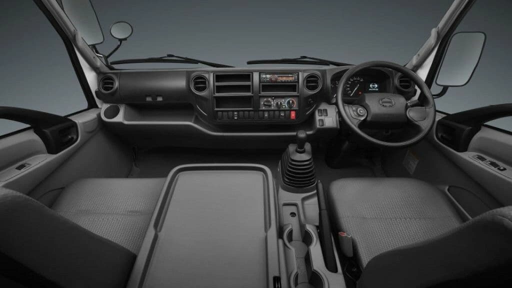 New Hino 300 — photo 4 of 4
