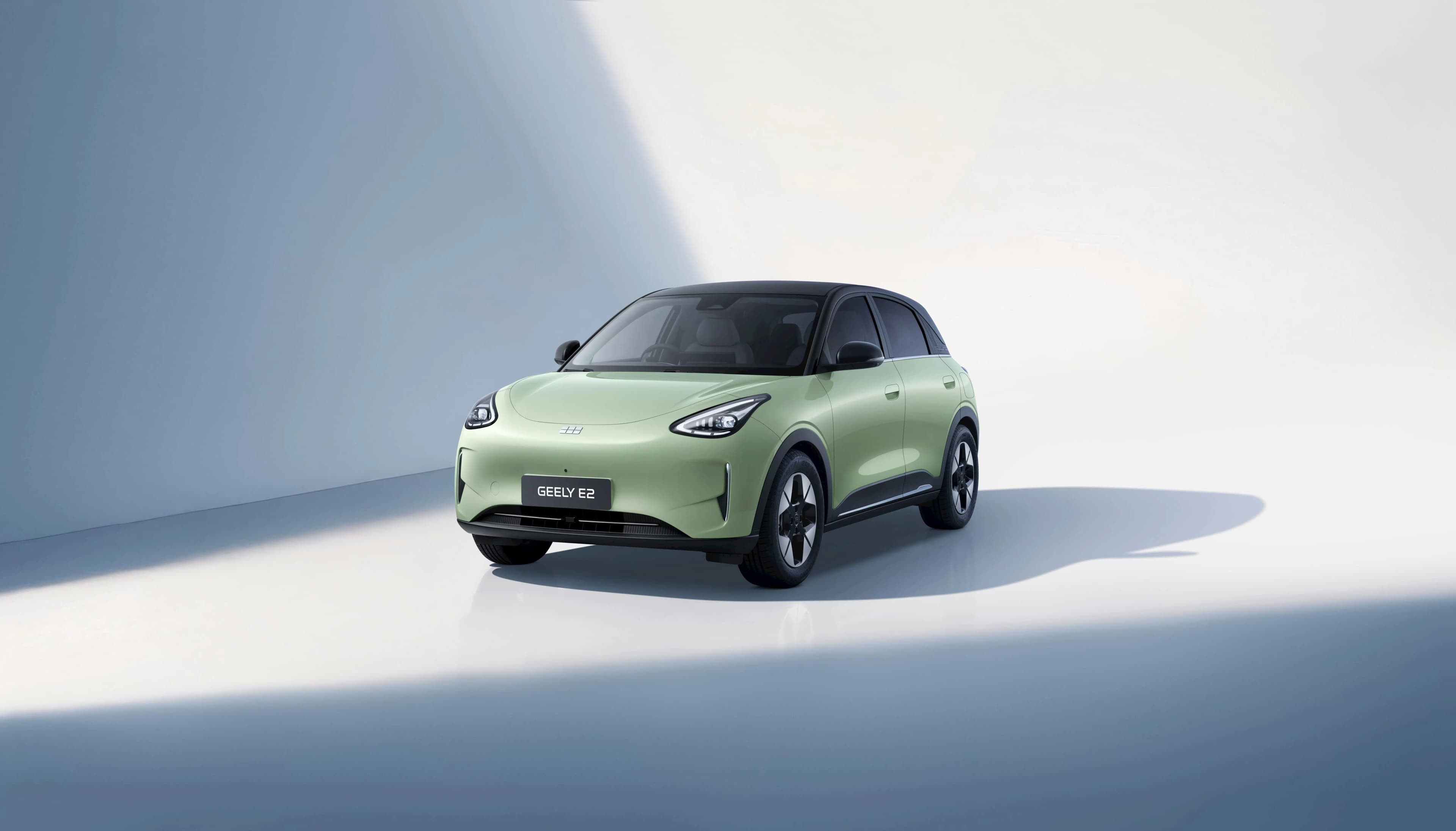 New Geely E2 — photo 1 of 7