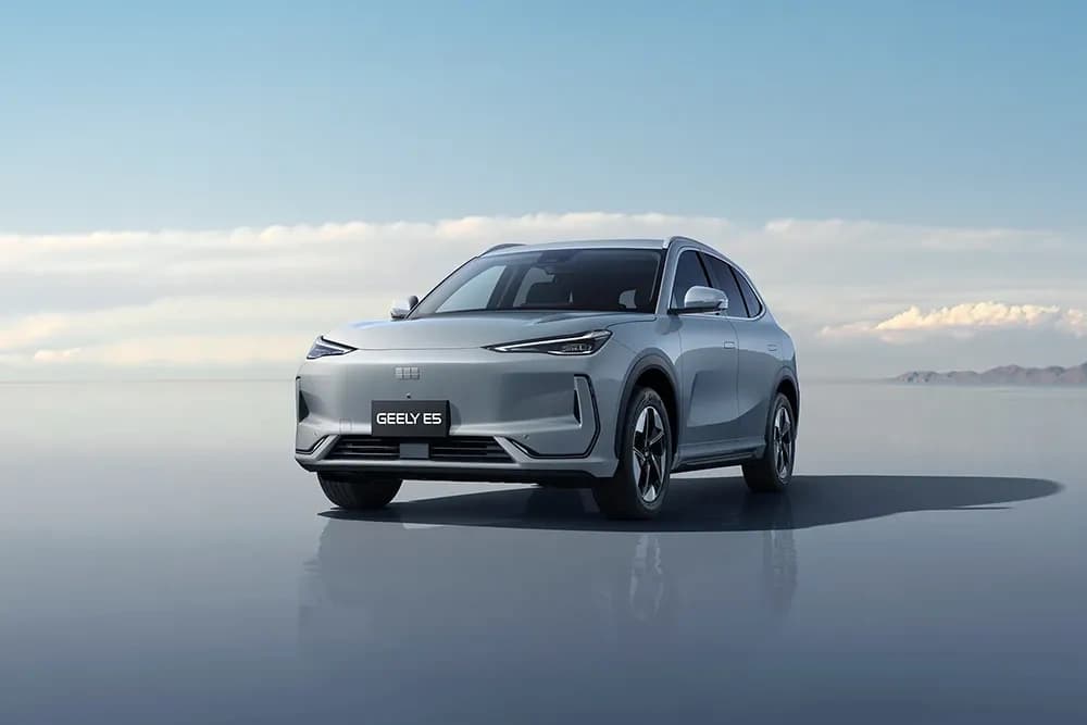 New Geely E5 — photo 1 of 8