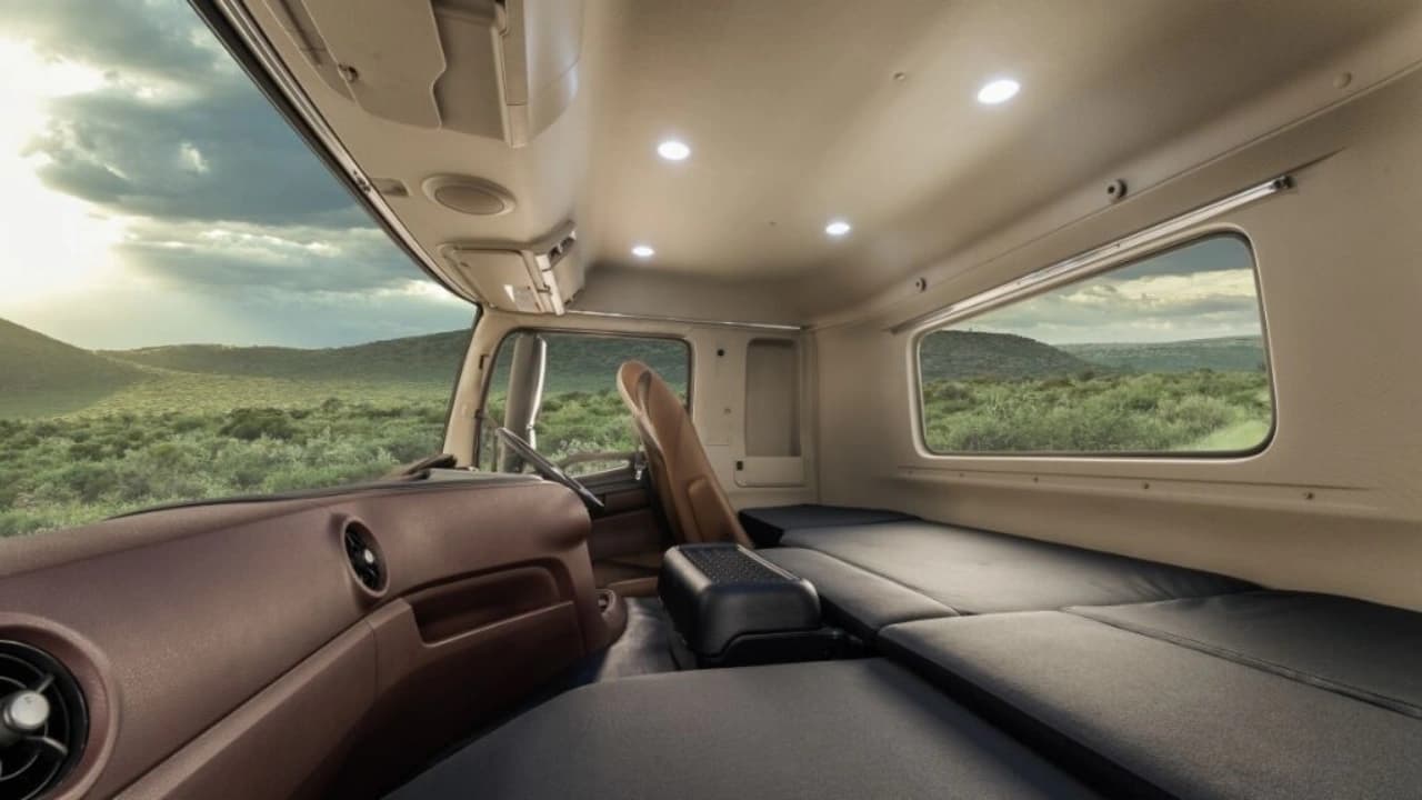New Hino 700 — photo 6 of 9