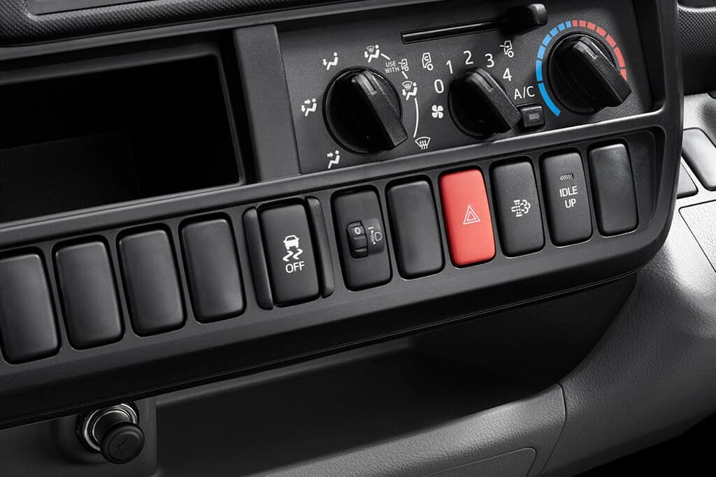 New Hino 200 — photo 6 of 9