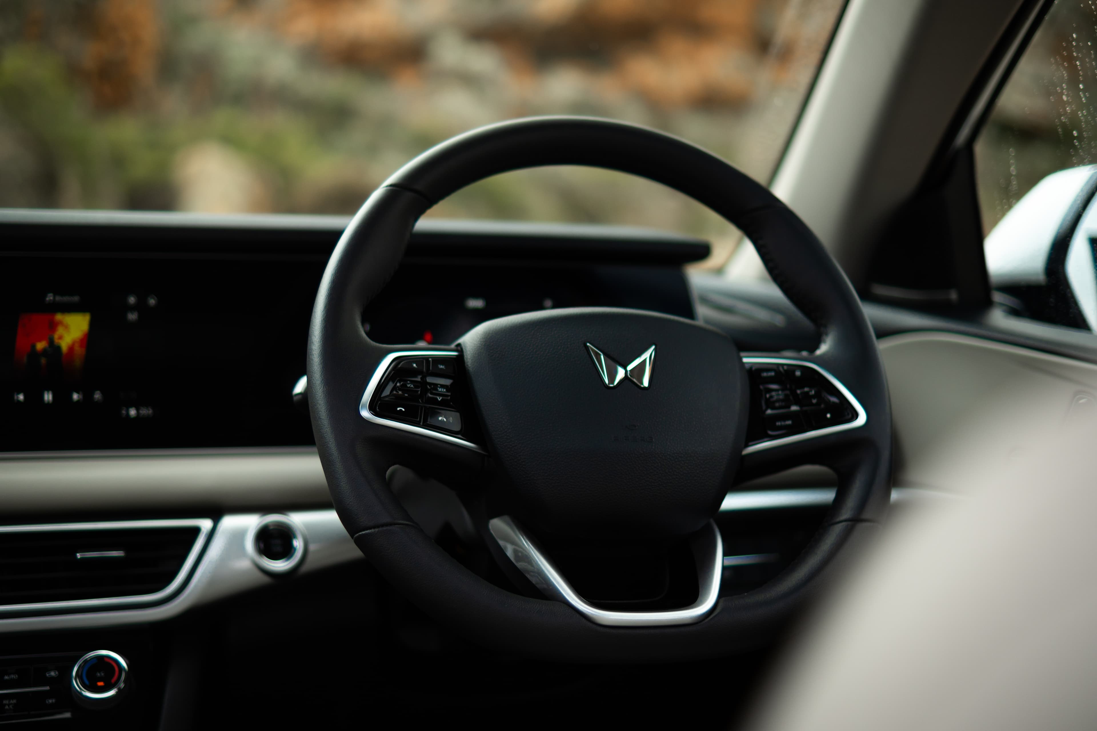 New Mahindra XUV700 — photo 2 of 8