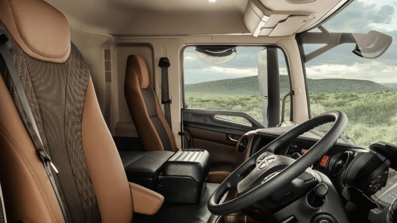New Hino 700 — photo 8 of 9