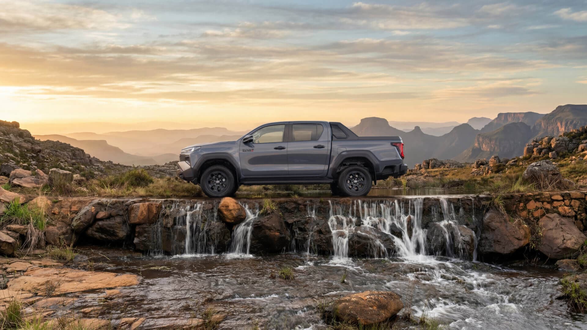 New Toyota Hilux Double Cab — photo 2 of 5