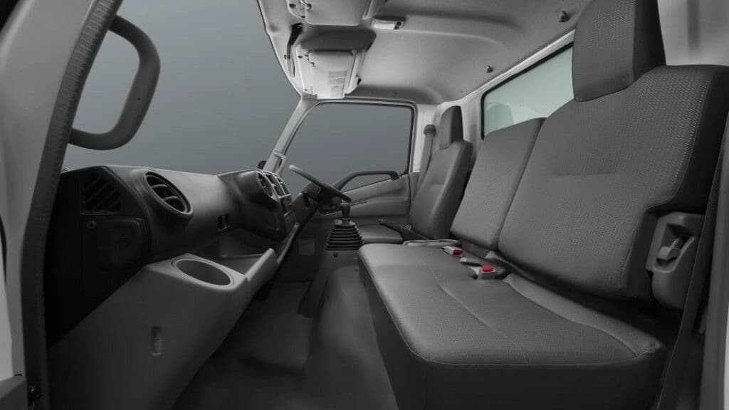 New Hino 300 — photo 3 of 4